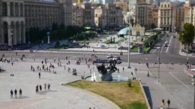 zaman atlamalı. şehirde insanların hareket