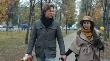 Genç model kaç aşk - sonbahar park doğa içinde