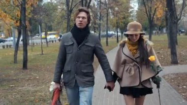 Genç çift onların kaygısız sonbahar hafta sonu birlikte zevk