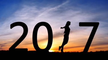 siluet çalıştıran, bir kızın adım ileri siluet yeni Eap, 2017, kutlama sırasında 2017 yıl önce bir adım yapmak bir kızın mutlu kız. Güneşler kıza silüeti