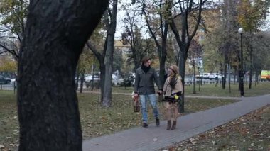 Genç çift onların kaygısız sonbahar hafta sonu birlikte zevk