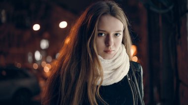 Sanat güzel bir kızın portresi. güzel esmer kız, gece şehir ışıkları portre. Vogue moda stil uzun siyah kıvırcık saçlı genç güzel güzel kadın portresi.
