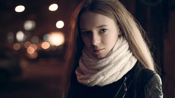 Art portrait of a beautiful girl. gorgeous brunette girl, portrait in night city lights. Vogue fashion style portrait of young pretty beautiful woman with long dark curly hair. — Stock Photo, Image