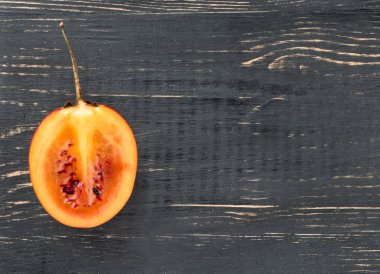 Yarım tamarillo meyve