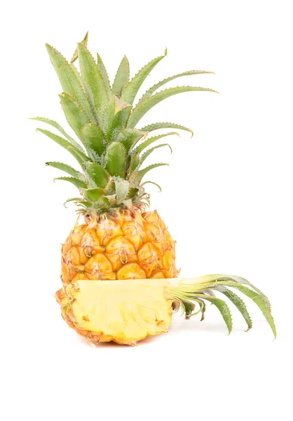 Мини ананас с ломтиком — стоковое фото