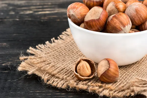 Lískové ořechy v misce — Stock fotografie