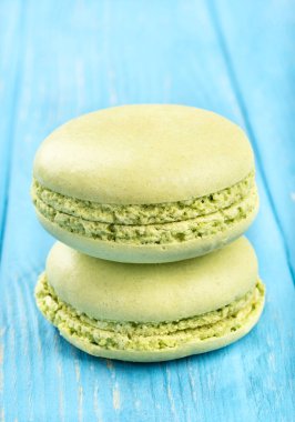 İki fıstık acıbadem kurabiyesi