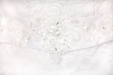 Boncuk beyaz düğün elbise closeup üzerinden kemerle