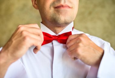 Adam onun kırmızı papyon closeup ayarlar