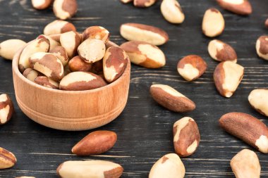 Karanlık bir tablo Brezilya fındık ile dolu küçük kase