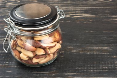 Boş bir ahşap zemin üzerine Brezilyalı cevizli dolu kavanoz