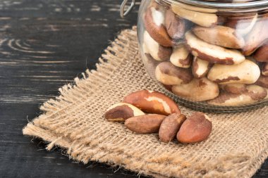 Brezilya fıstığı çuval bezi ve karanlık masa kavanozda