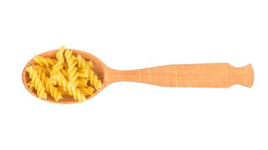 Tahta kaşık makarna düdük beyaz arka planda, üstten görünüm ile dolu