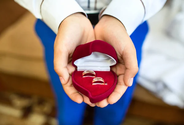 Chico Sostiene Las Manos Una Caja Con Anillos Boda Cerca —  Fotos de Stock