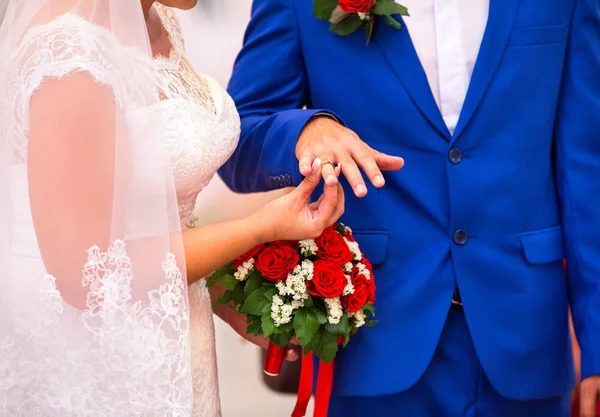 Troca de anéis a noiva e o noivo — Fotografia de Stock