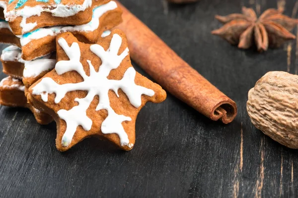 Christmas gingerbread snowflakes — Stock Photo, Image