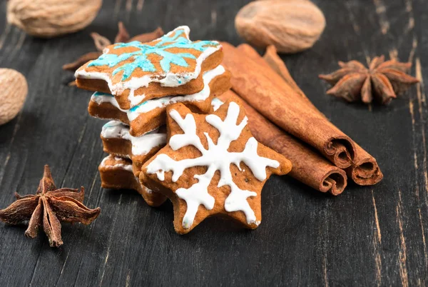 Christmas gingerbread snowflakes — Stock Photo, Image