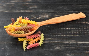 Kaşık renkli düdük makarna