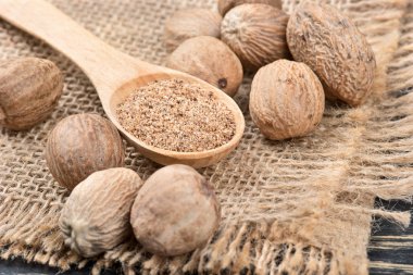 Kaşık içinde Hindistan cevizi