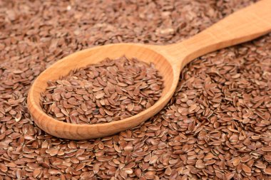 kaşık içinde keten tohumu