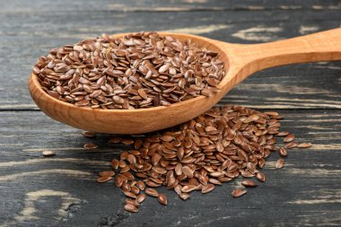 kaşık içinde keten tohumu