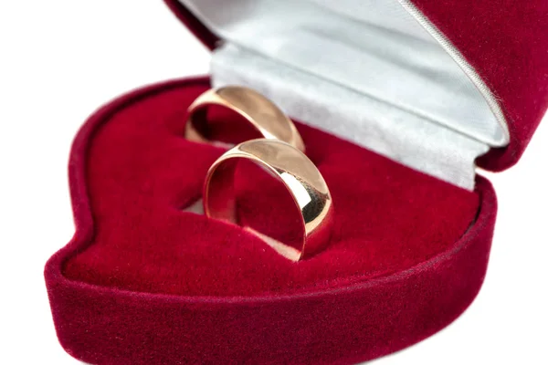 Dva Snubní Prsteny Červeném Rámečku Zblízka — Stock fotografie