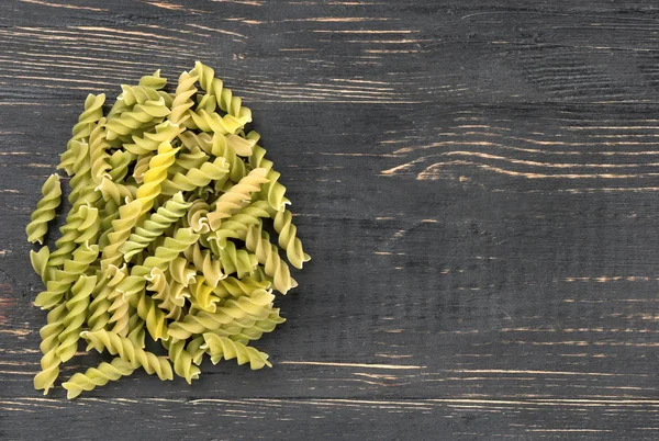 Fusilli зелений макарони — стокове фото