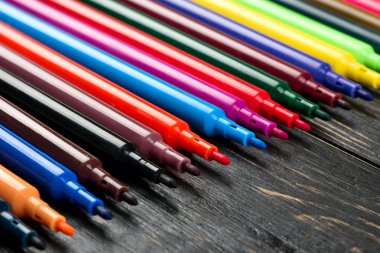 çok renkli işaretleyiciler