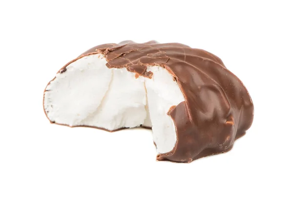 Digigit marshmallow dalam cokelat — Stok Foto