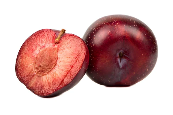 Ciruela roja con la mitad — Foto de Stock