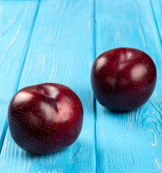Two red plum — Stock Photo, Image