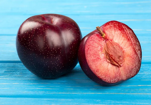 Red plum with half — Stock Photo, Image