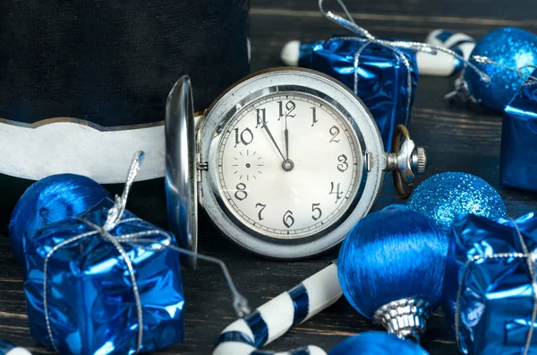 Boules de Noël et montre — Photo