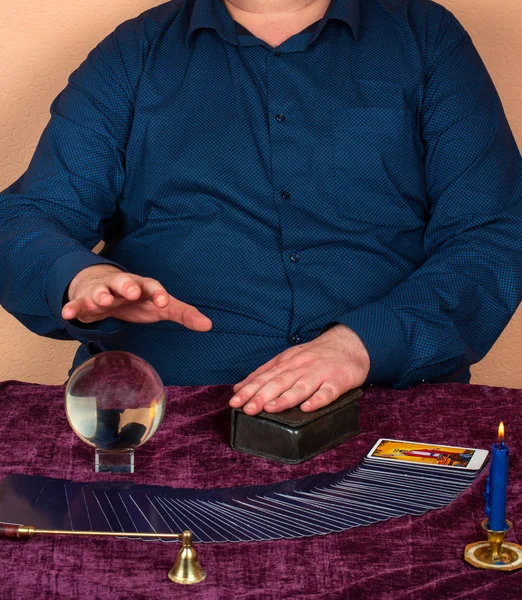 Man guessing on Tarot cards — Stock Photo, Image