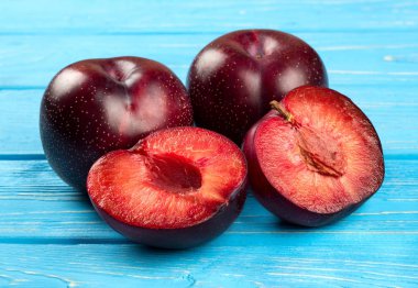 Yarısı kırmızı Erik