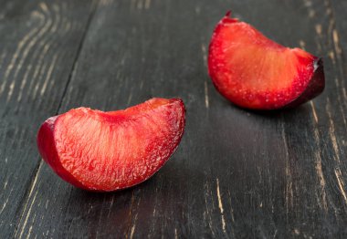 İki dilim kırmızı Erik