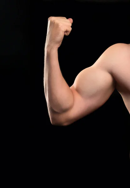 Biceps początkujący kulturysta — Zdjęcie stockowe