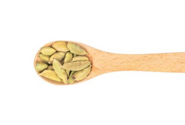 Kaşık içinde yeşil kakule