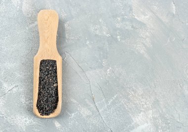 Kara susam kepçeyle