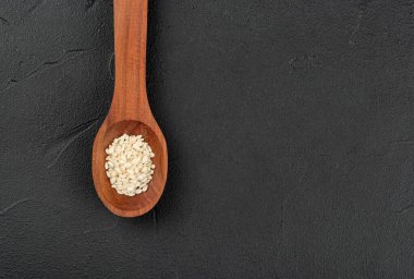 Kaşıkta susam tohumları