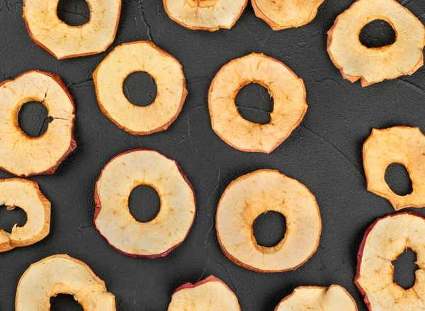 Сухий яблучні чіпси — стокове фото