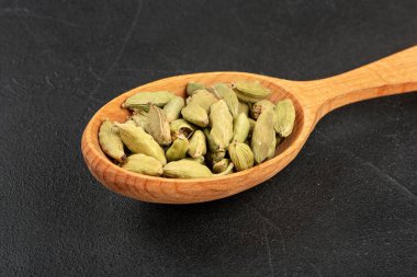 Kaşık içinde kakule.