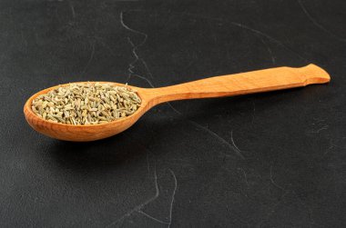 Kaşıkla kurutulmuş rezene