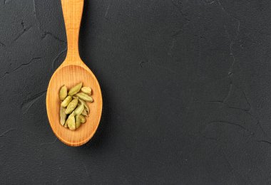 Kaşık içinde kakule.