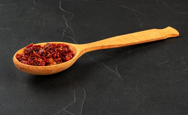 Piezas de pimiento rojo en cuchara — Foto de Stock