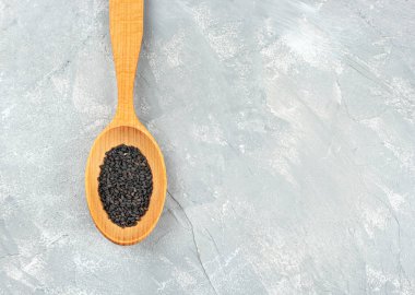 Kaşık içinde siyah susam