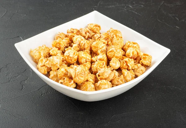 Caramel popcorn in kom — Stockfoto