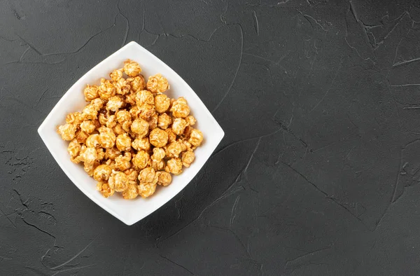 Caramel popcorn in bowl — Stock Photo, Image