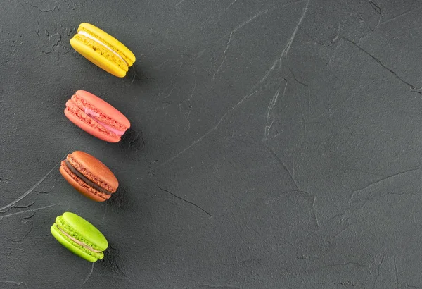 Quatro macaroons multicoloridos — Fotografia de Stock