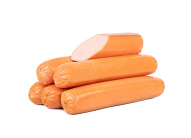 Yarısı beyaz arka planda domuz sosisi yığını.